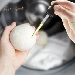 Merkloos Droger Ballen XL 6 Stuks Inclusief Lavendelolie – Zero Waste Dryer Balls - Duurzaam – Wasverzachter – Herbruikbare Drogerballen – Droogt De Was Sneller – Tiny Panda -Schoonmaakmiddelen Korting 1200x1200 467