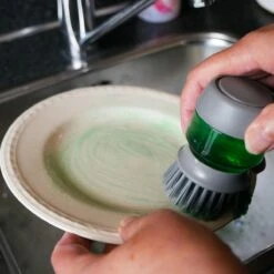 In Round Afwasborstel Met Zeepdispenser / Zeepreservoir – Inclusief Houder – Grijs – Afwas Borstel – Zeep Handborstel – Doseerpomp – Afwasmiddel Dispenser – Navulbaar -Schoonmaakmiddelen Korting 1200x1200 952