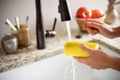 Scrub Daddy Damp Duster - Wonder Stoffer - Licht Blauw -Schoonmaakmiddelen Korting 1200x802 2