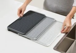 Joseph Joseph - Tier - Afdruipmat - Uitschuifbaar - Grijs 21 Joseph Joseph - Tier - Afdruipmat - Uitschuifbaar - Grijs -Schoonmaakmiddelen Korting 1200x836 3