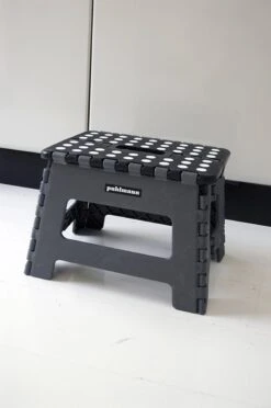 PUHLMANN - Inklapbare Kruk, JAMES, Plastic, Grijs, 22 Cm Hoog, Max 100 Kilo 12 PUHLMANN - Inklapbare Kruk, JAMES, Plastic, Grijs, 22 Cm Hoog, Max 100 Kilo -Schoonmaakmiddelen Korting 797x1200 1