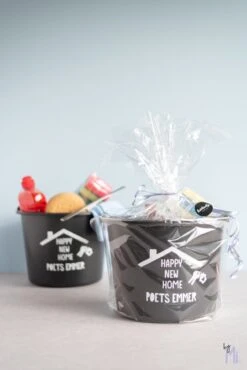 ByMi| Poetsemmer Happy New Home | Cadeautje Huis |Housewarming |Nieuwe Woning | Gepersonaliseerd -Schoonmaakmiddelen Korting 801x1200